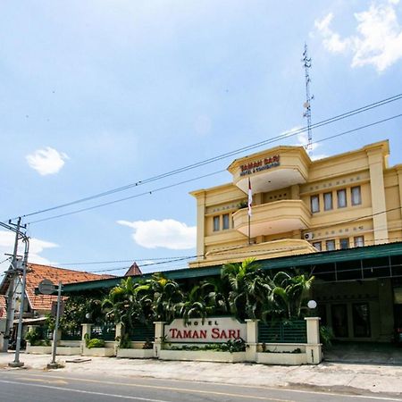Reddoorz Plus Near Alun Alun Karanganyar Surakarta  Екстер'єр фото