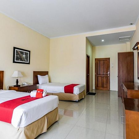 Reddoorz Plus Near Alun Alun Karanganyar Surakarta  Екстер'єр фото