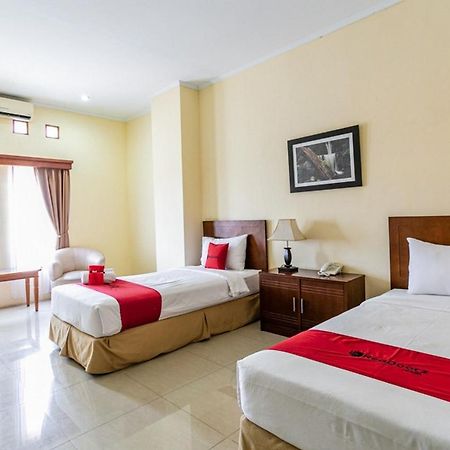Reddoorz Plus Near Alun Alun Karanganyar Surakarta  Екстер'єр фото
