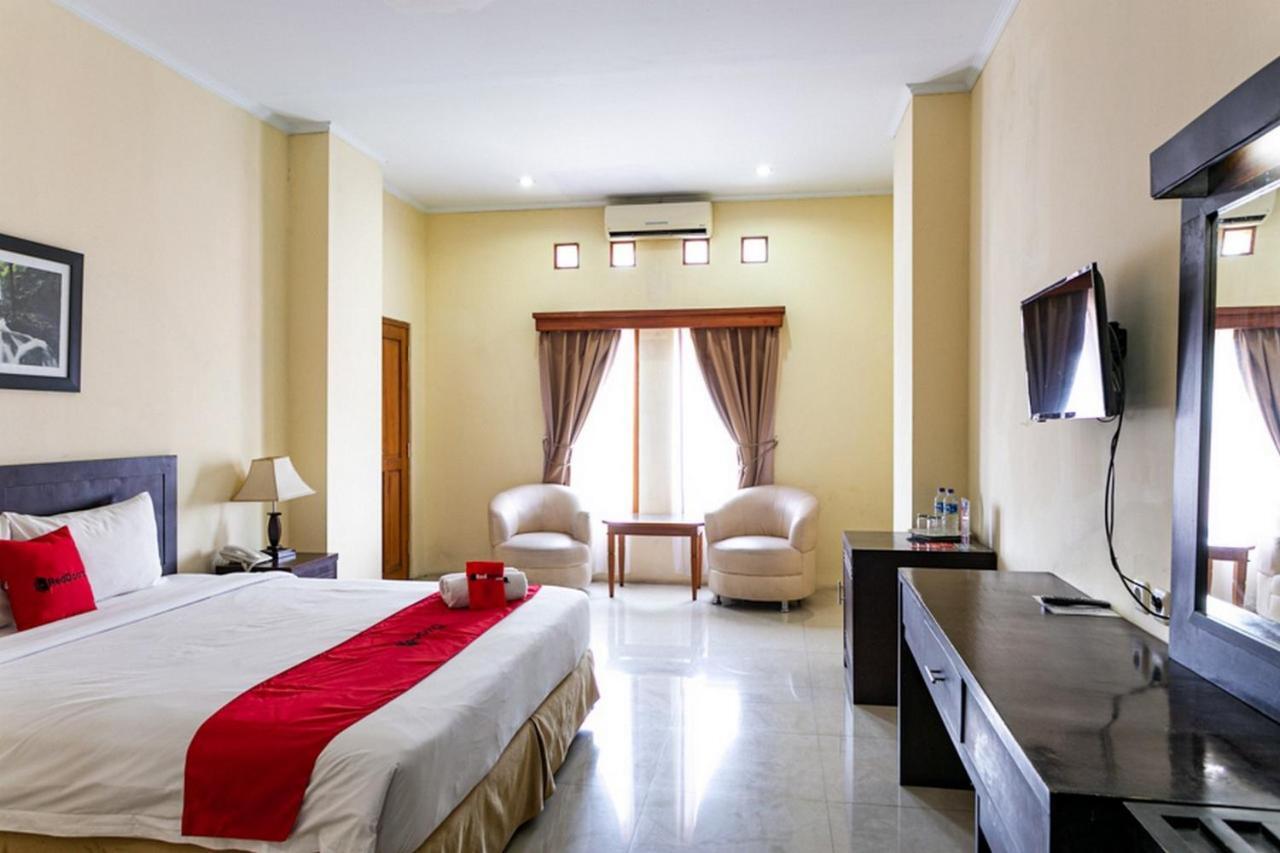 Reddoorz Plus Near Alun Alun Karanganyar Surakarta  Екстер'єр фото