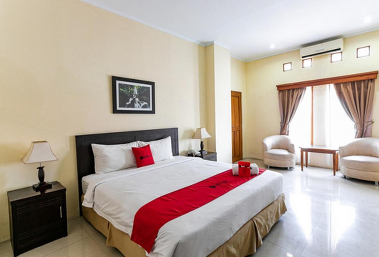 Reddoorz Plus Near Alun Alun Karanganyar Surakarta  Екстер'єр фото