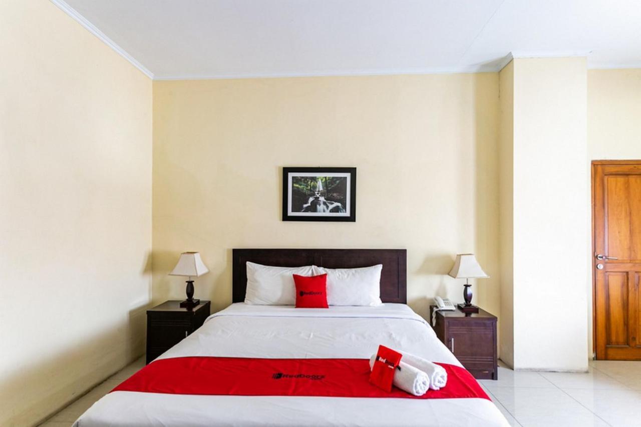 Reddoorz Plus Near Alun Alun Karanganyar Surakarta  Екстер'єр фото