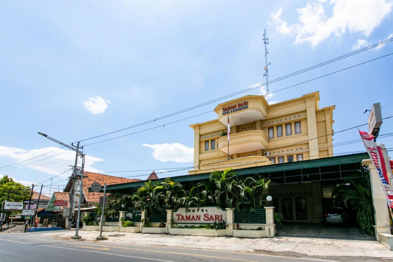 Reddoorz Plus Near Alun Alun Karanganyar Surakarta  Екстер'єр фото