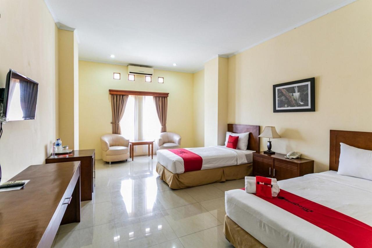 Reddoorz Plus Near Alun Alun Karanganyar Surakarta  Екстер'єр фото