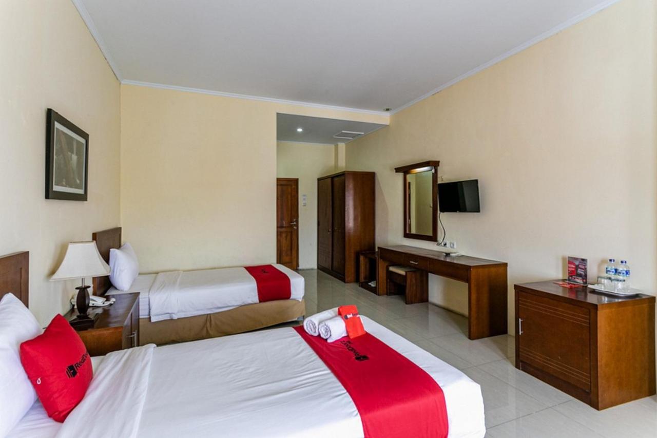 Reddoorz Plus Near Alun Alun Karanganyar Surakarta  Екстер'єр фото