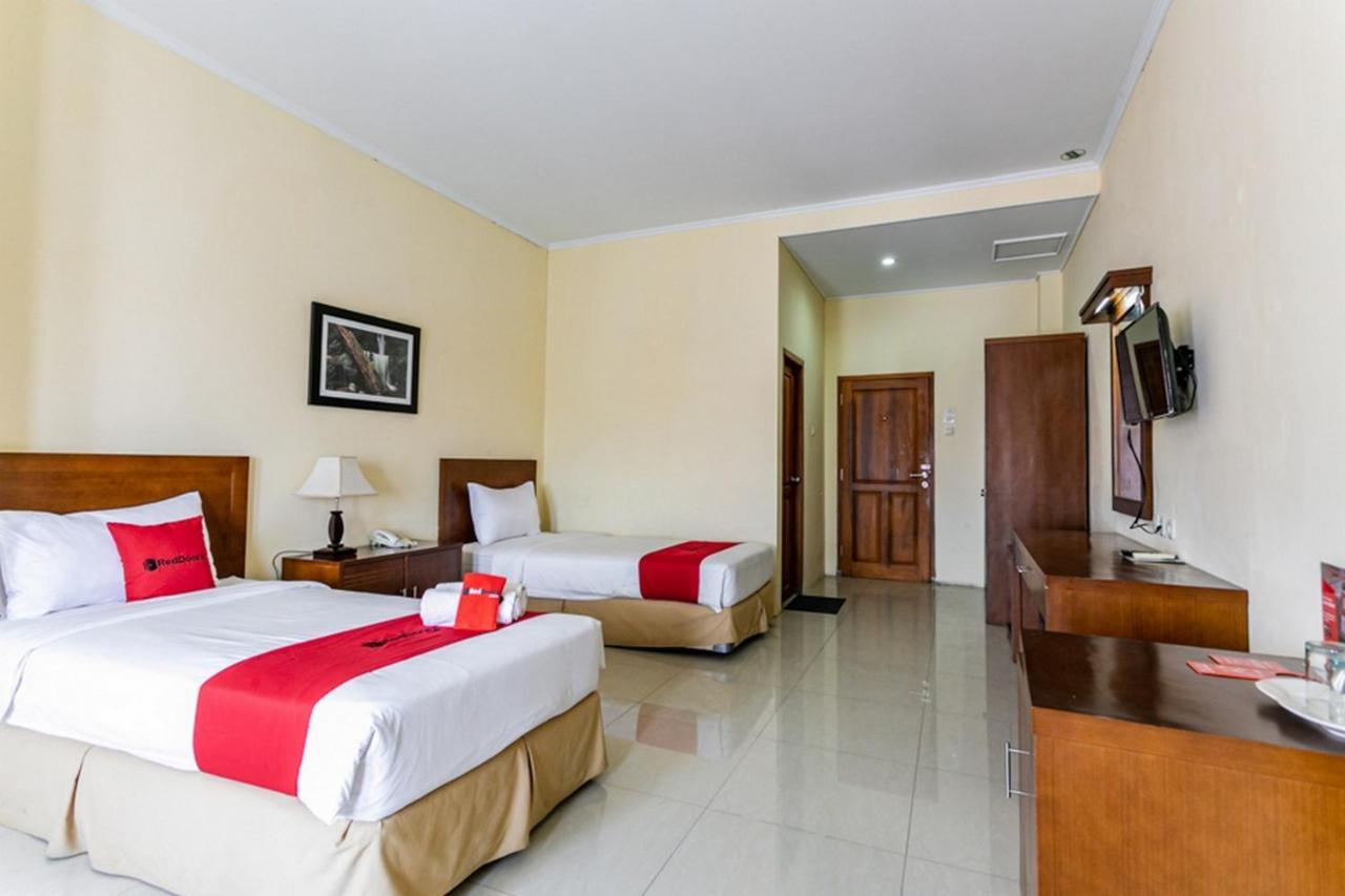 Reddoorz Plus Near Alun Alun Karanganyar Surakarta  Екстер'єр фото