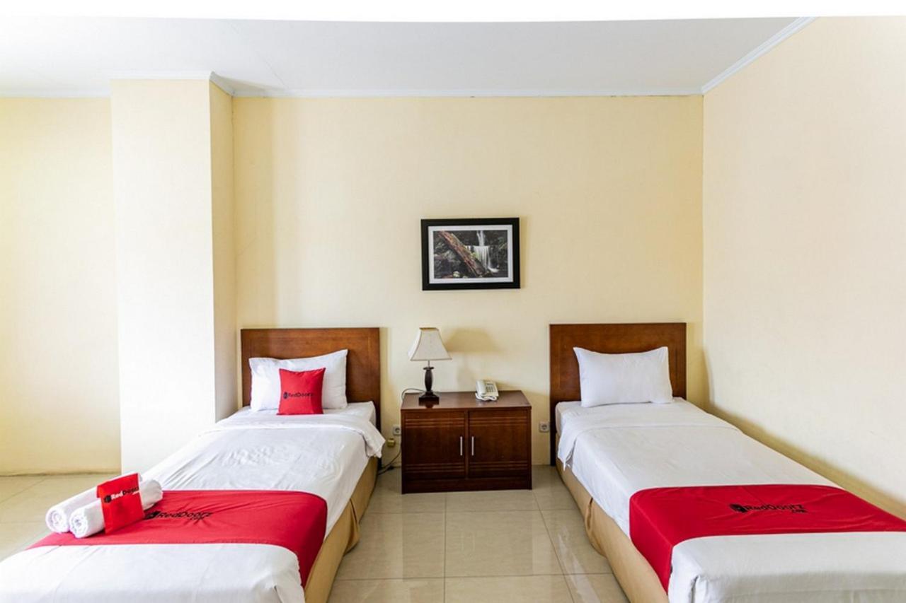 Reddoorz Plus Near Alun Alun Karanganyar Surakarta  Екстер'єр фото