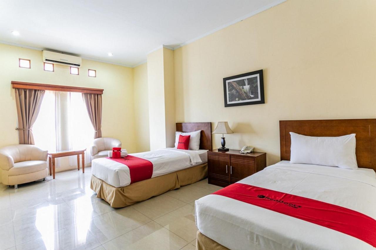 Reddoorz Plus Near Alun Alun Karanganyar Surakarta  Екстер'єр фото