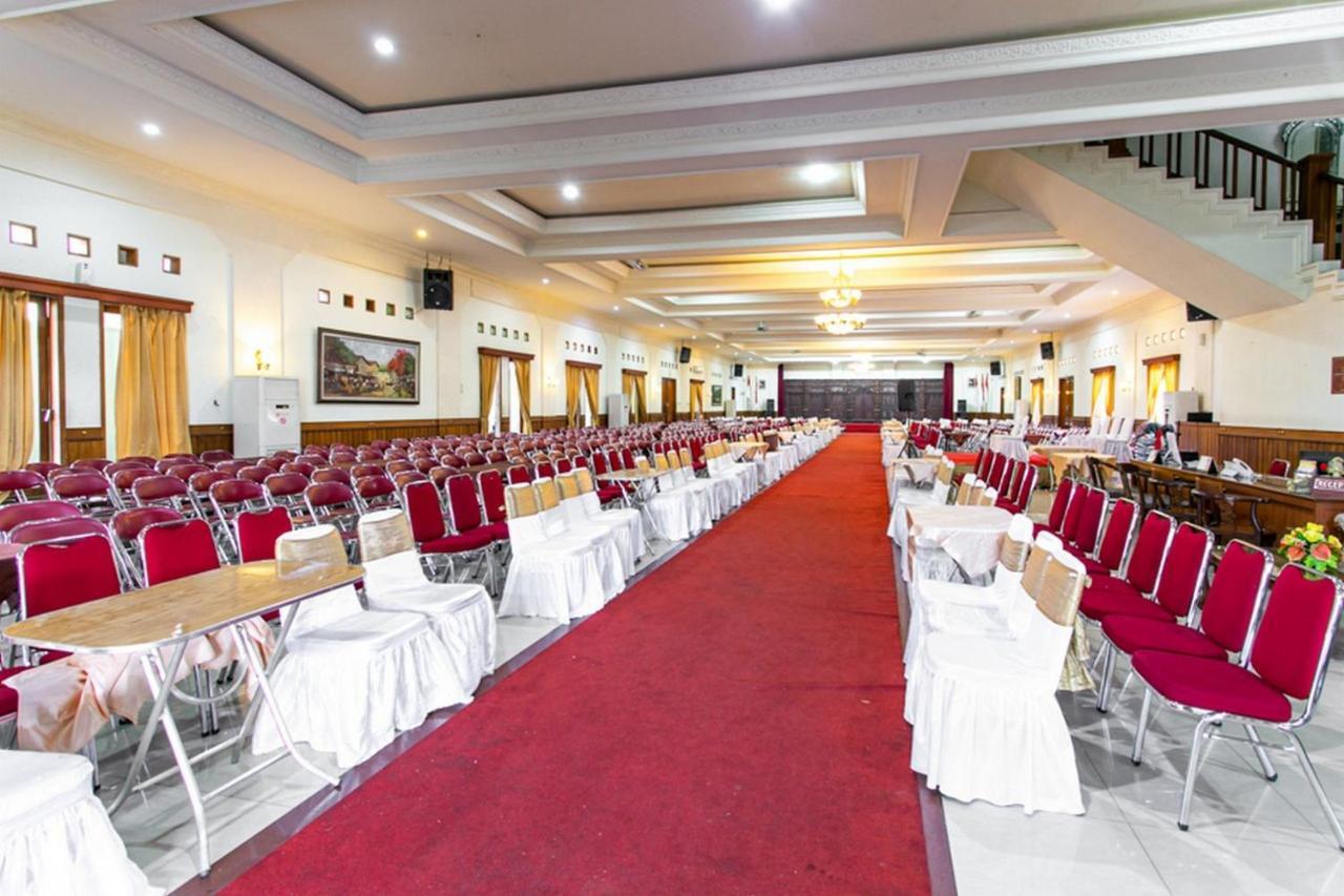 Reddoorz Plus Near Alun Alun Karanganyar Surakarta  Екстер'єр фото