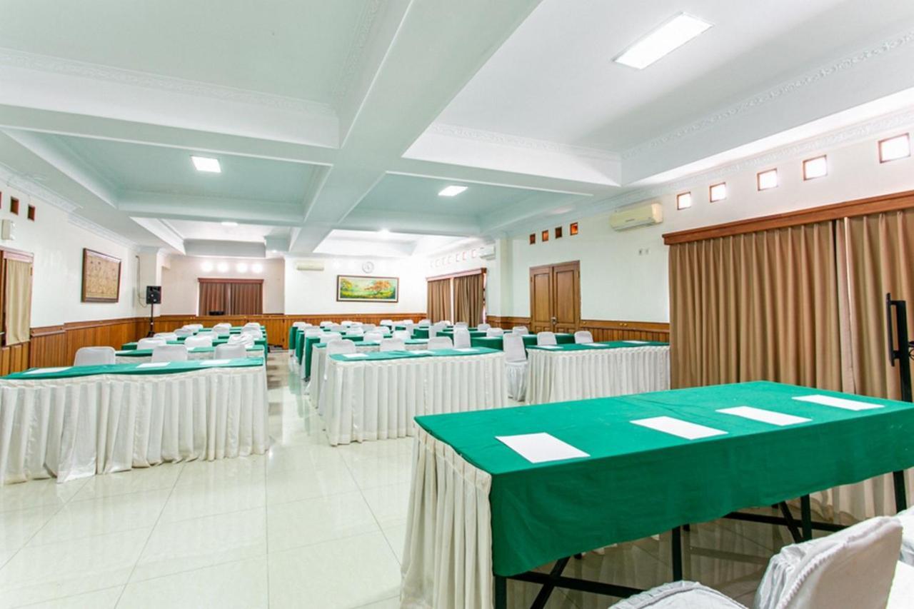 Reddoorz Plus Near Alun Alun Karanganyar Surakarta  Екстер'єр фото