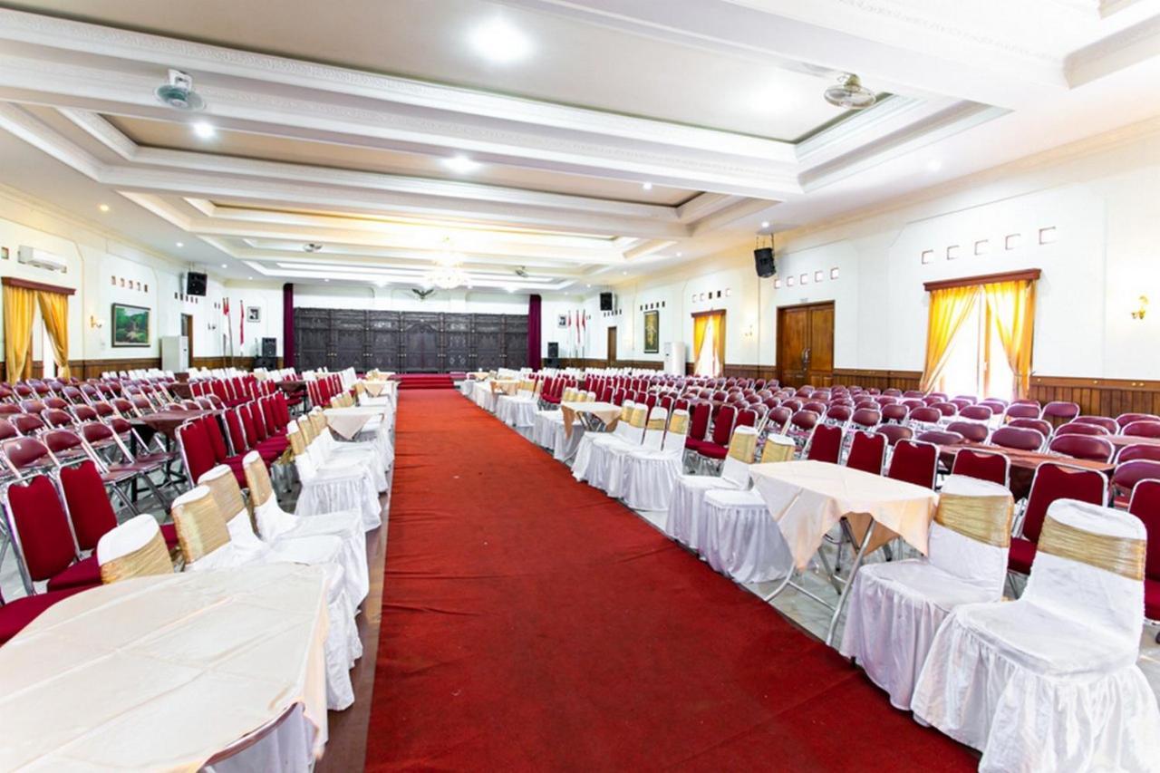 Reddoorz Plus Near Alun Alun Karanganyar Surakarta  Екстер'єр фото