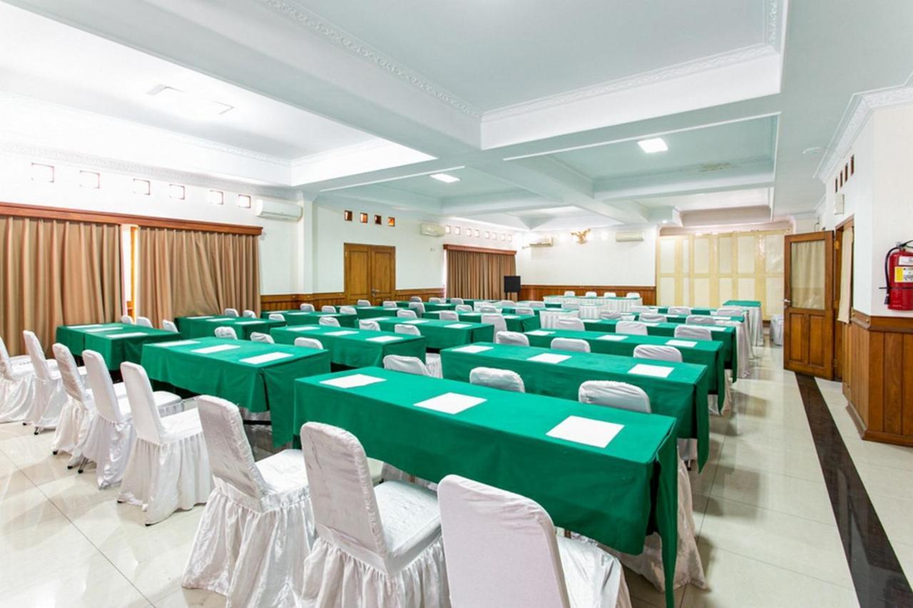 Reddoorz Plus Near Alun Alun Karanganyar Surakarta  Екстер'єр фото