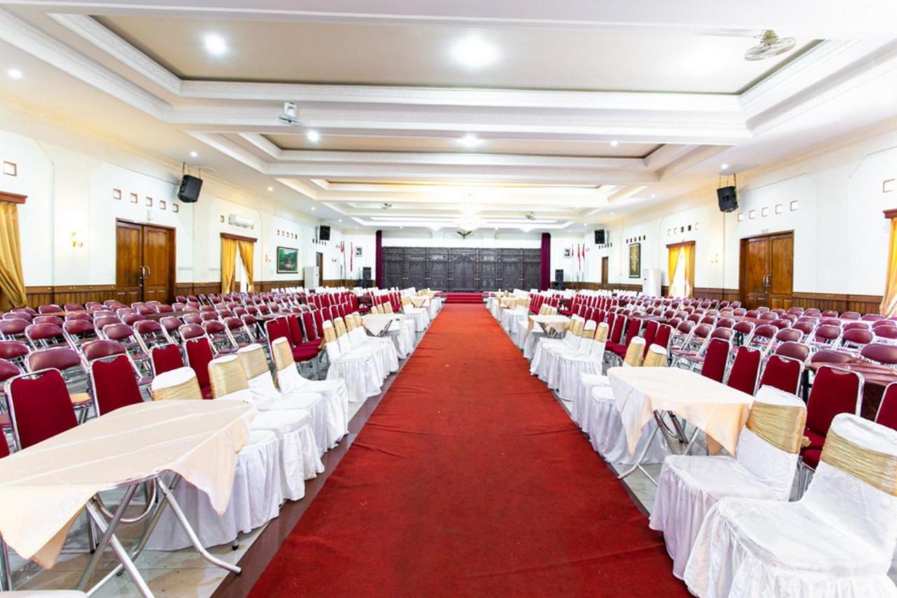 Reddoorz Plus Near Alun Alun Karanganyar Surakarta  Екстер'єр фото