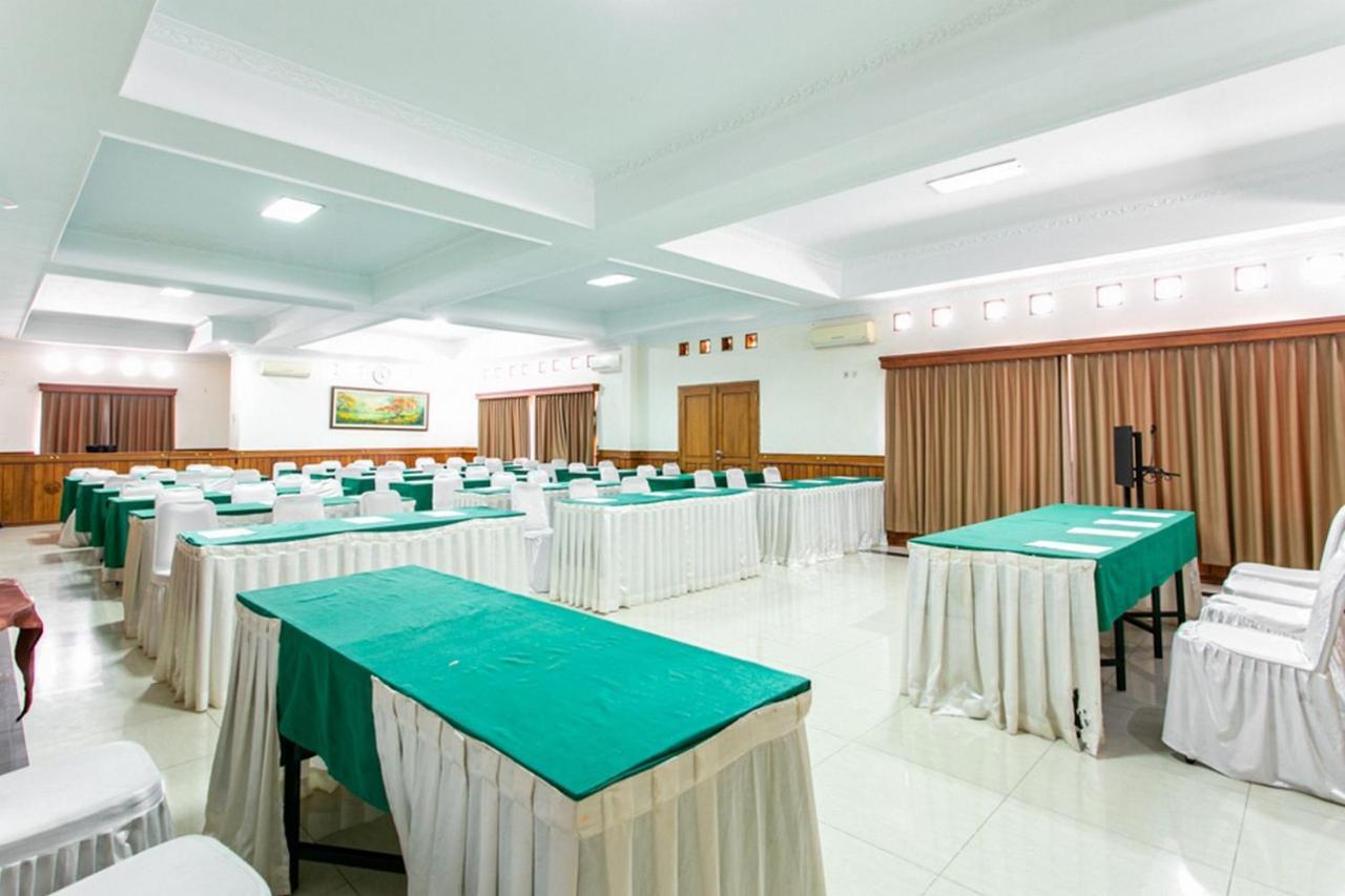 Reddoorz Plus Near Alun Alun Karanganyar Surakarta  Екстер'єр фото